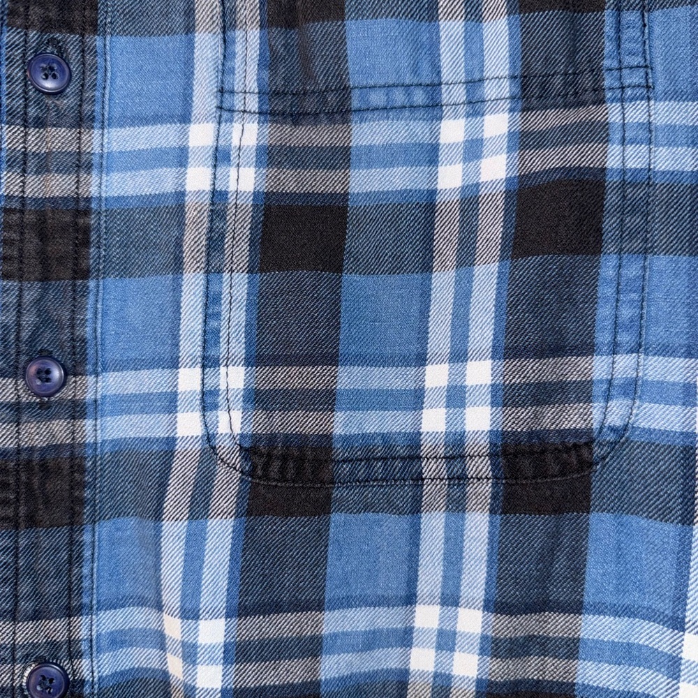 American Eagle Outfitters Navy and White and black Plaid Shirt, size Large - Picture 3 of 7